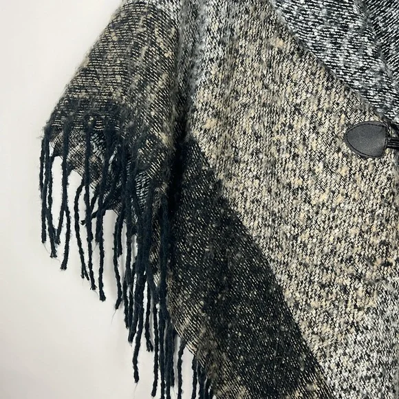Modena plaid black and tan poncho shawl cape fringe hem (One Size) - Picture 5 of 9